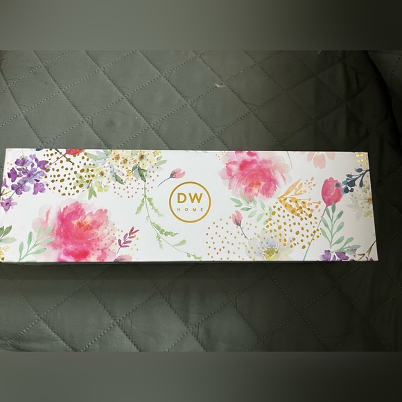 New DW Home (4) Springtime Blossoms Boxed Single Wick Scented Votives Gift Box - Picture 2 of 4